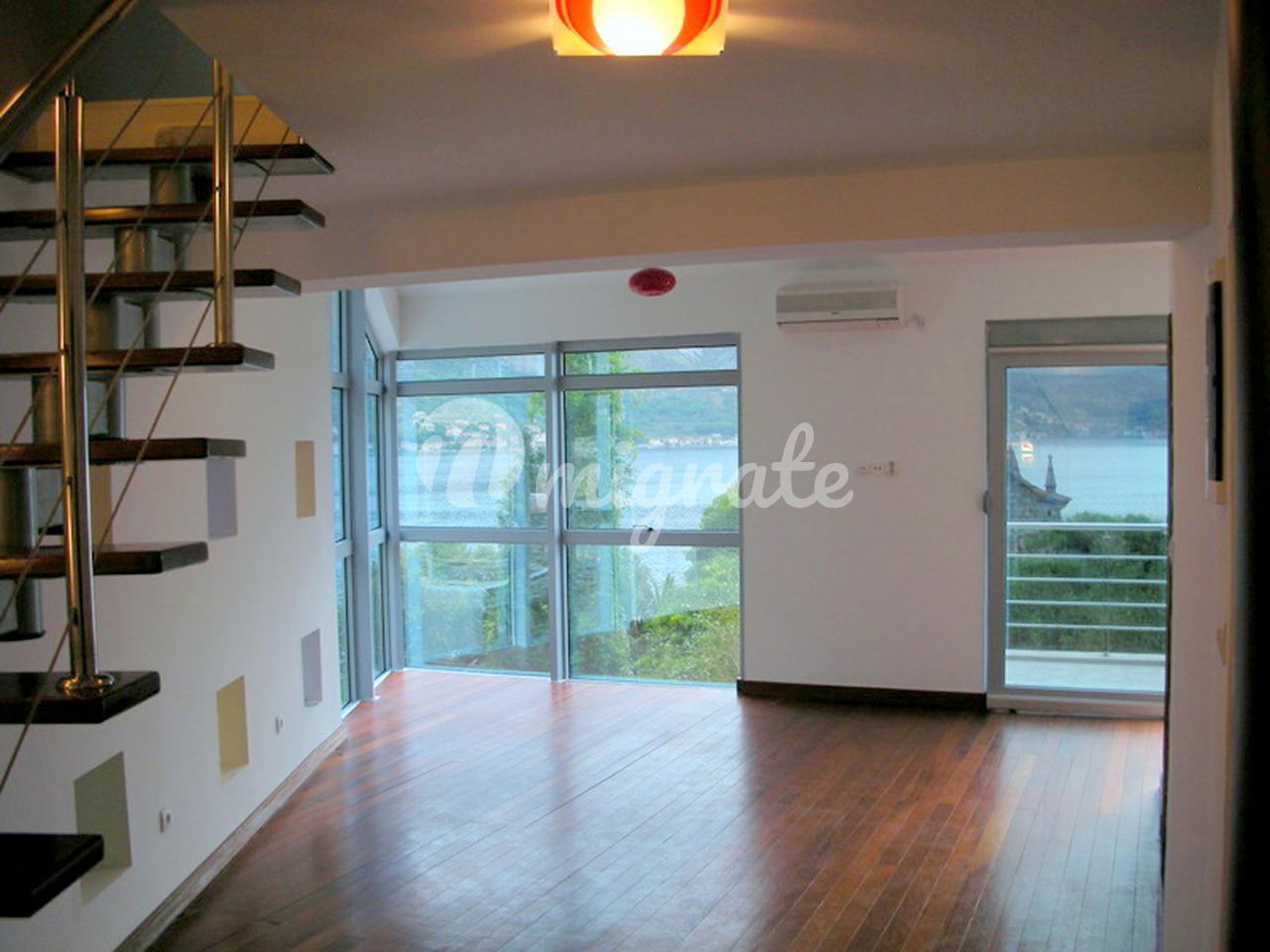 Просторная квартира в Которе с панорамным видом на море (Spacious apartment in Kotor with a panoramic view of the sea)