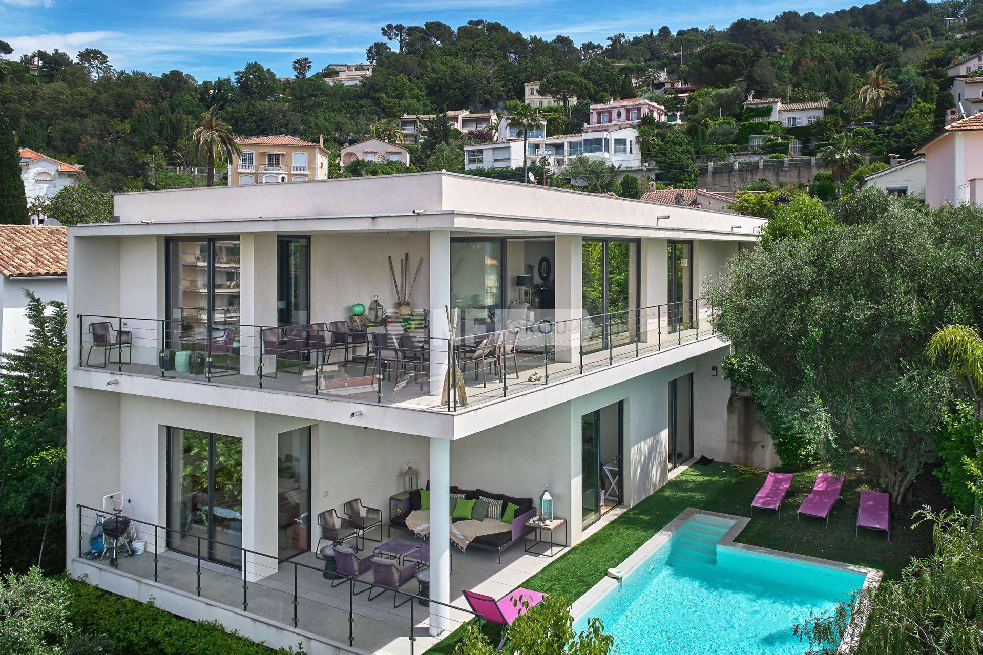 Современная вилла с видом на море в Ле-Канне