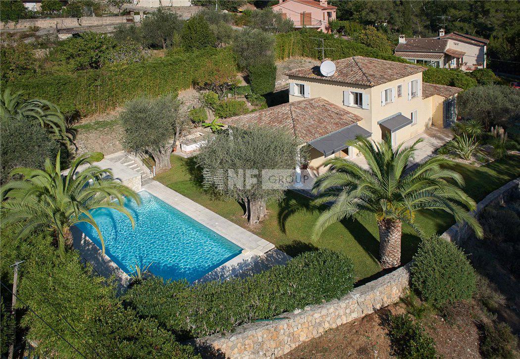 Вилла с бассейном и живописным садом в Мужен