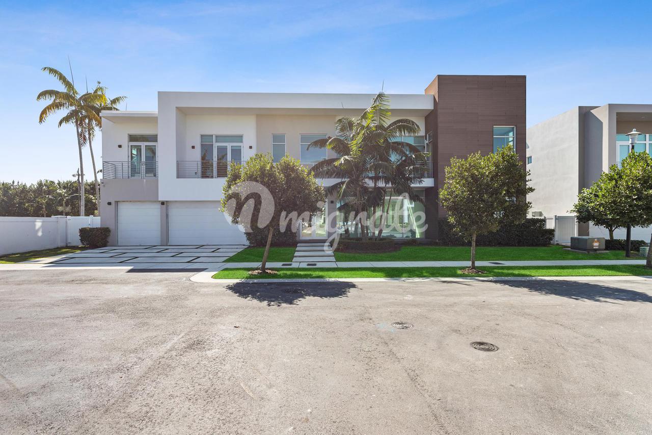 Вилла в 10498 NW 67th Ter  - Doral, Florida