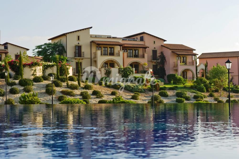 Апартаменты на курорте в районе Пафоса (Aphrodite Hills от Максима)