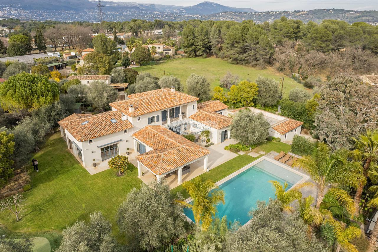 Вилла в Mougins, Alpes-Maritimes, Provence-Alpes-Côte d`Azur