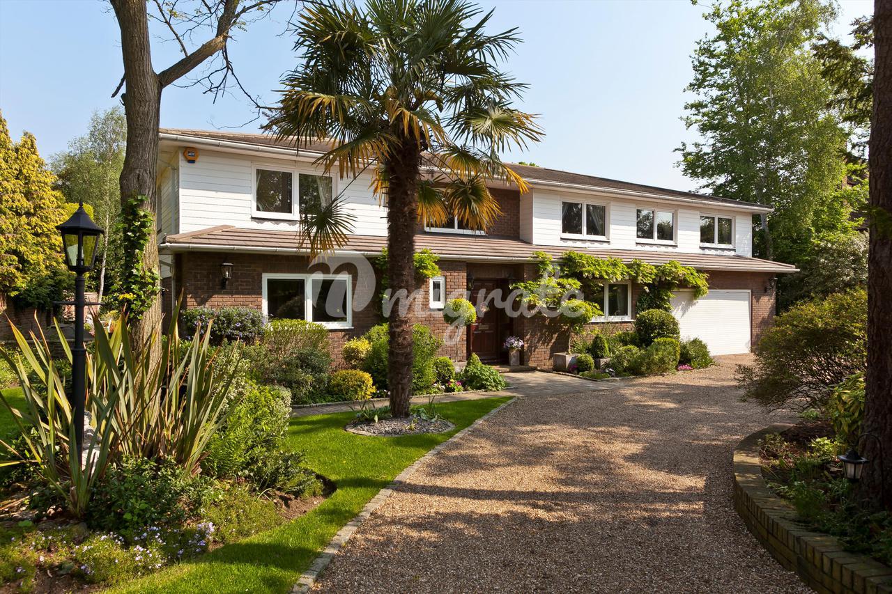 Вилла в Sandown Road, Esher, Surrey, KT10