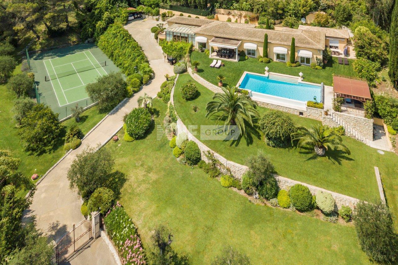 Вилла с видом на море в Мужен