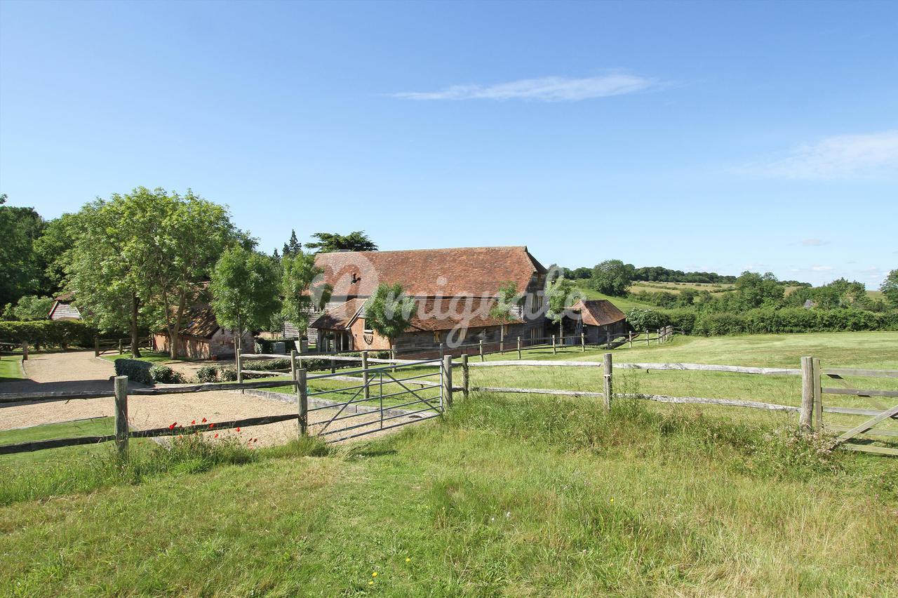 Вилла в One Tree Hill Road, Guildford, Surrey, GU4.