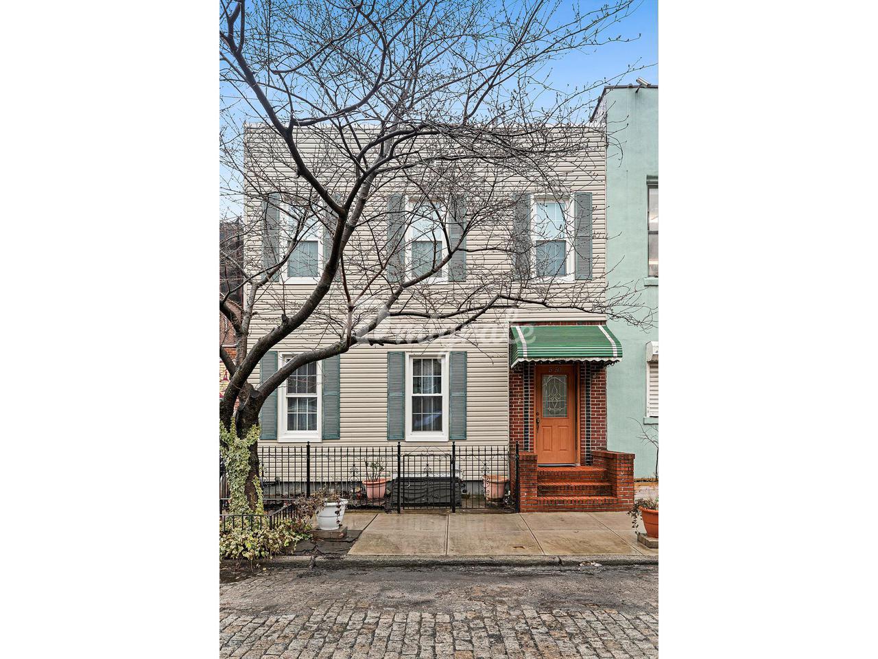 Вилла в 5-50 46TH RD, TOWNHOUSE - Hunters Point, New York