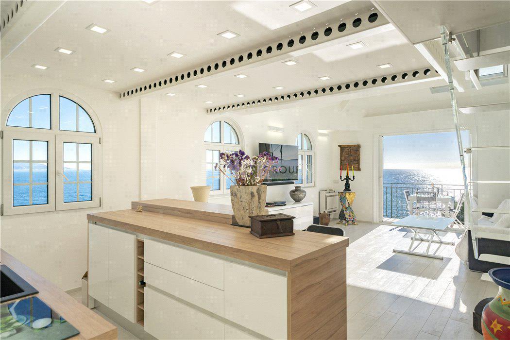 Апартаменты с террасой и видом на море