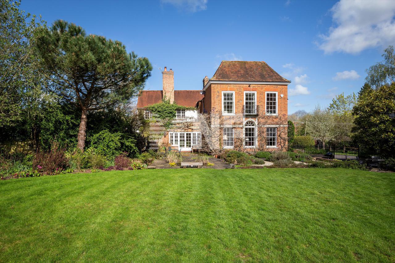 Продажа - Вилла в Tannery Lane, Bramley, Guildford, Surrey, GU5 - Гилфорд в  Великобритании, цена € 1 776 752 | KF.expert