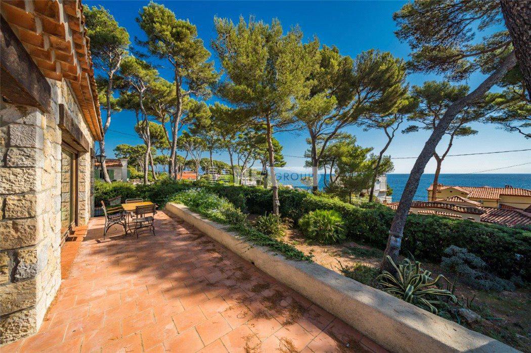 Вилла с видом на море на мысе Антиб