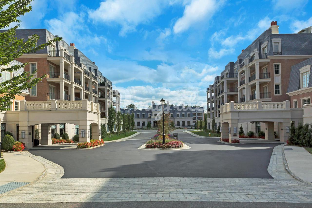 Кондоминиум в 1000 Royal Court, 1214 - North Hills, New York