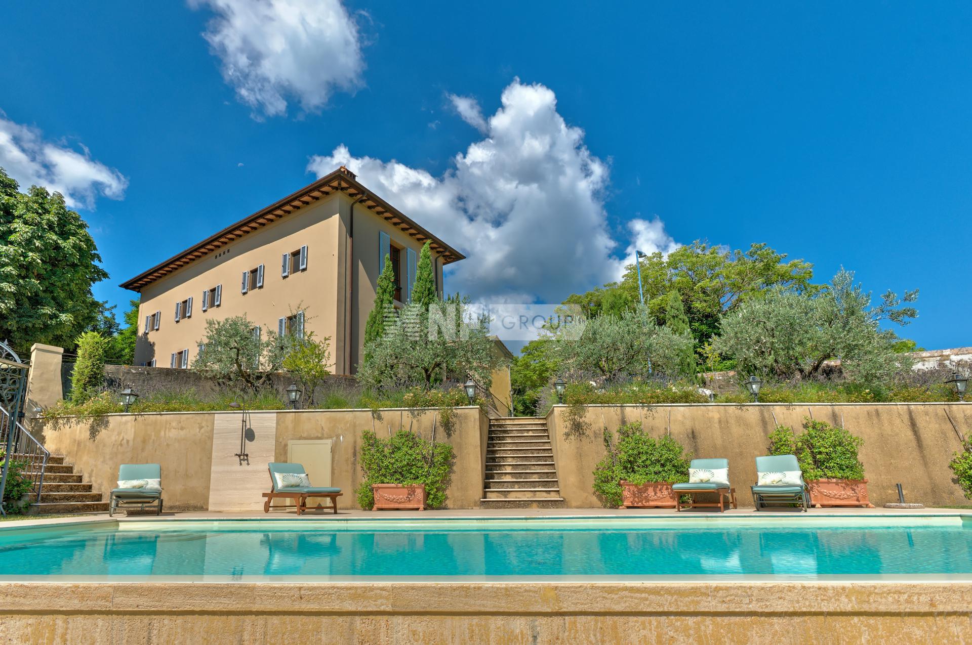 Трехэтажный сельский дом