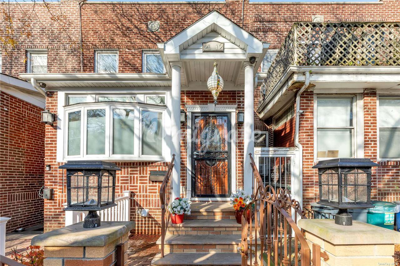 Вилла в 21-12 23rd Street - Astoria, New York