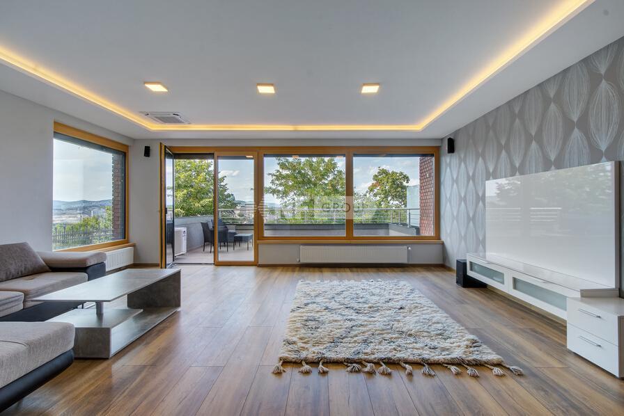 Квартира с двумя террасами на вершине горы Геллерт (Улица Orom, 1016 Budapest - William Mckenna Consultants, Budapest)