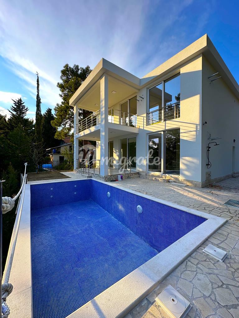 Новый дом с бассейном и разрешением в городе Шушань (New house with pool and permission in Shushan city)