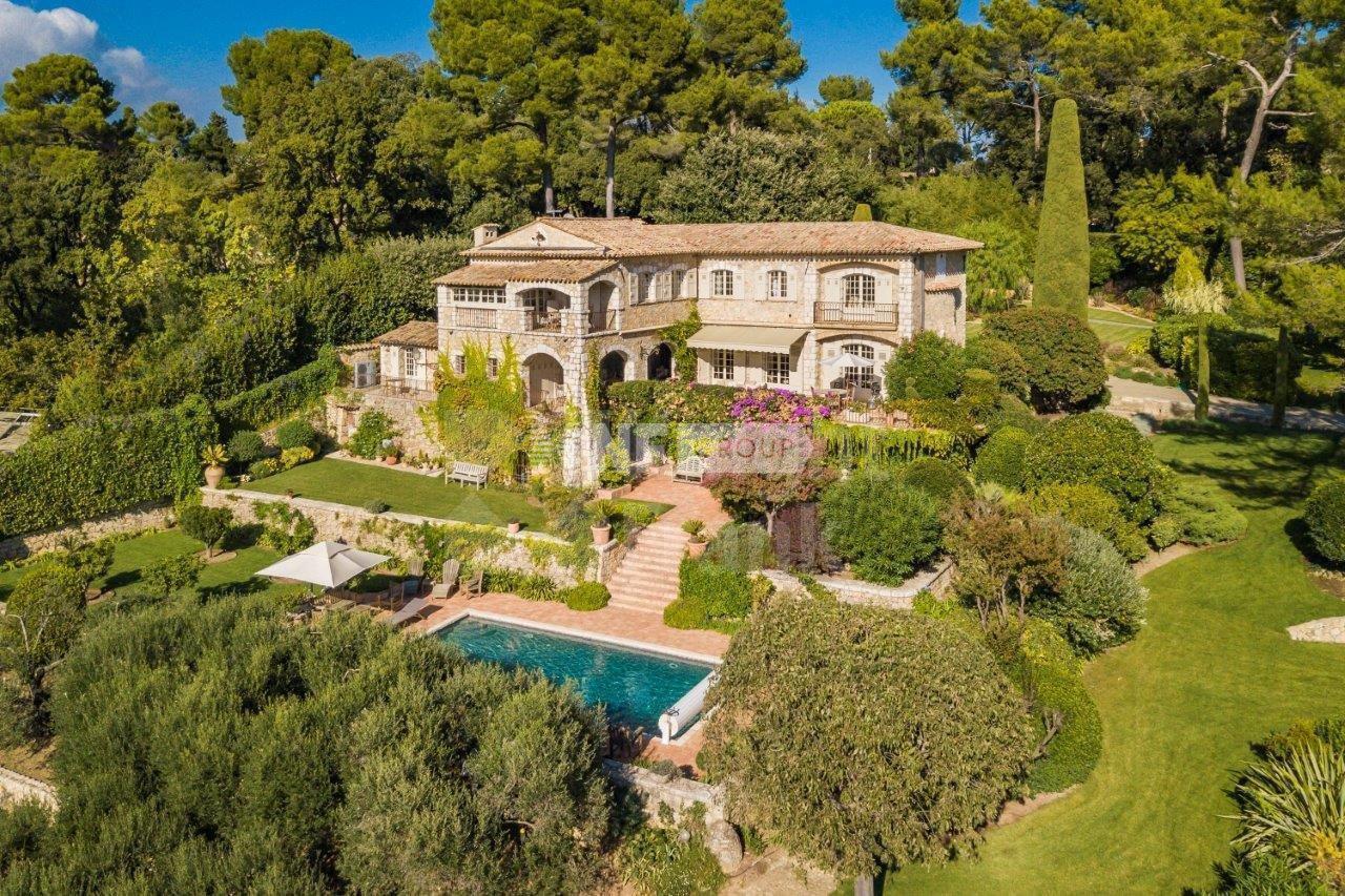 Роскошная вилла с видом на море в Мужен