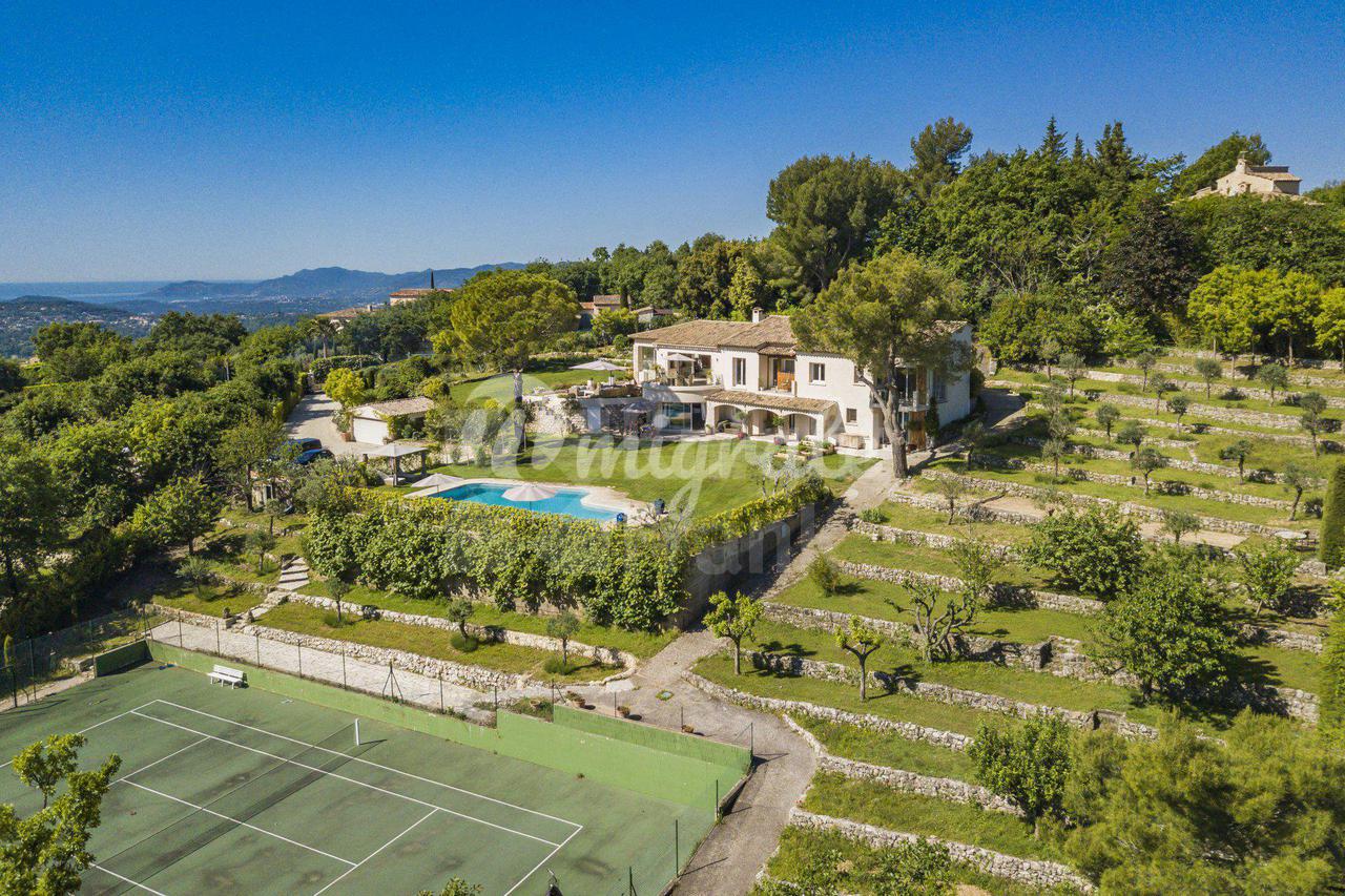 Роскошная вилла с теннисным кортом и бассейном в Шатонеф-Грас