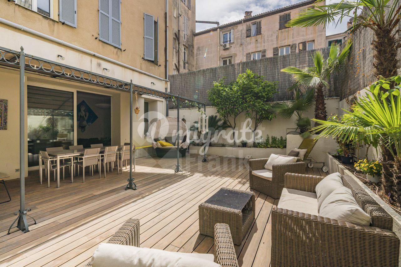 Просторные апартаменты с террасой в самом сердце Канн