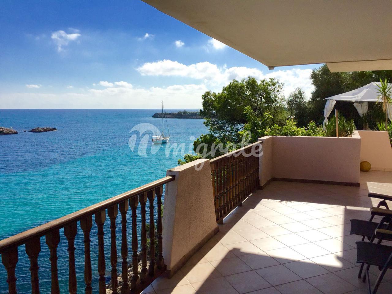 Квартира в бухте с видом на море в Испании