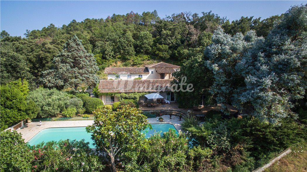 Вилла с бассейном в Гримо