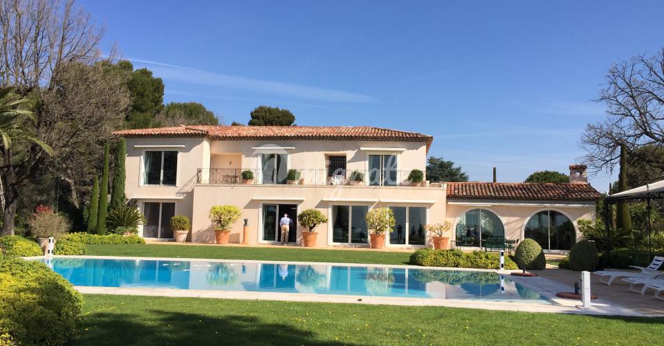 Вилла с роскошным садом в Мужен