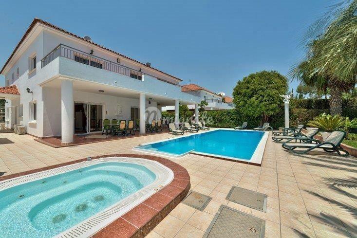 Дом с 5 спальнями в Перволии, Ларнака
 (5 Bedroom House  in Pervolia, Larnaca)