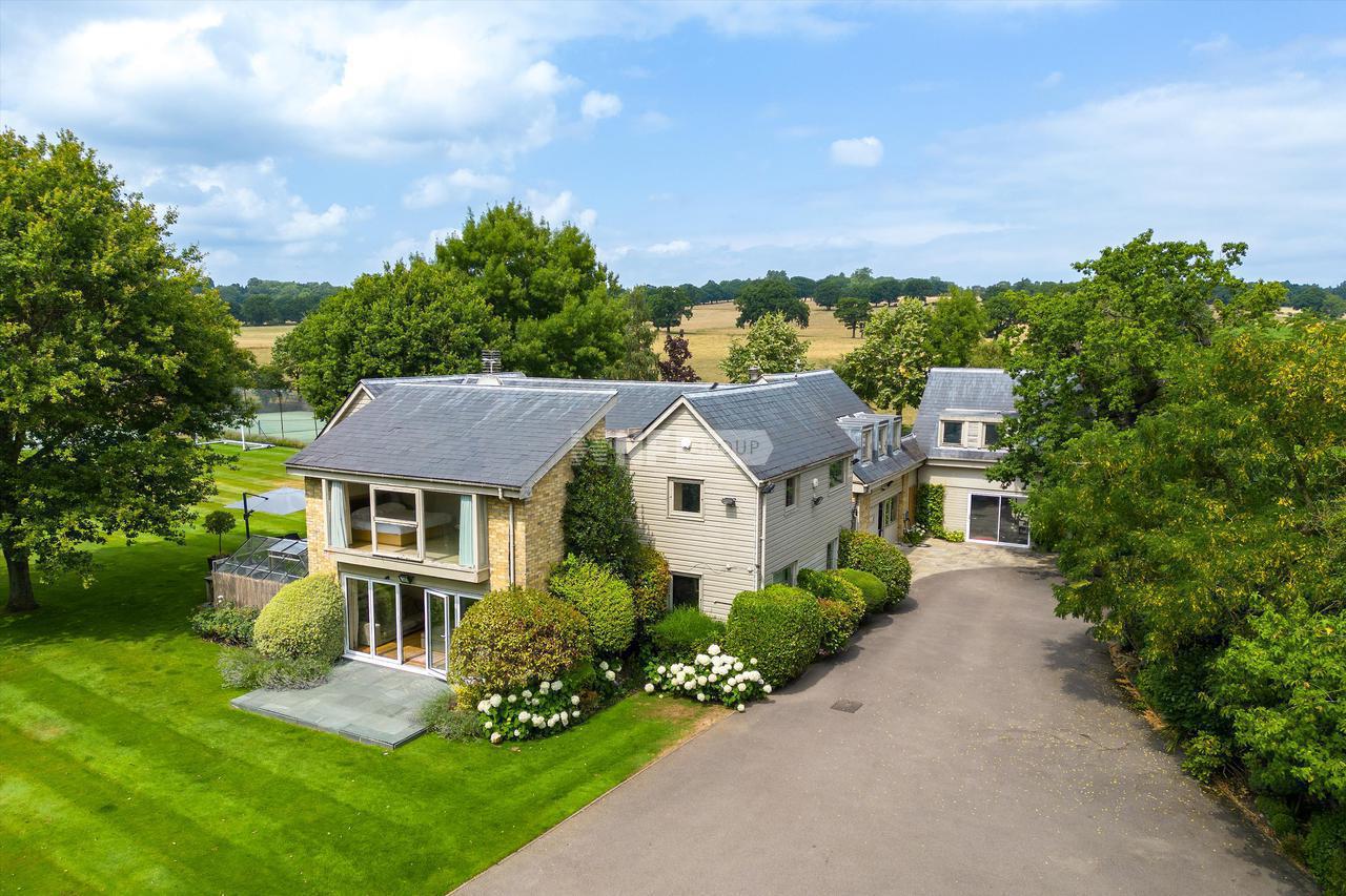 Вилла в Burtonhole Lane, London, NW7