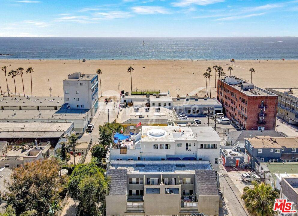 Вилла в 21 Wavecrest Ave - Venice, California