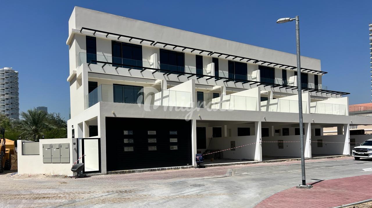 Таунхаус с 3 спальнями в JVC (Townhouse 3BR in JVC)