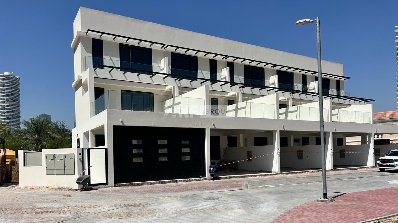 Таунхаус с 3 спальнями в JVC (Townhouse 3BR in JVC)