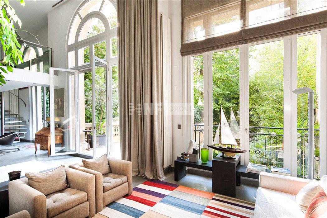 Двухуровневые апартаменты в Париже