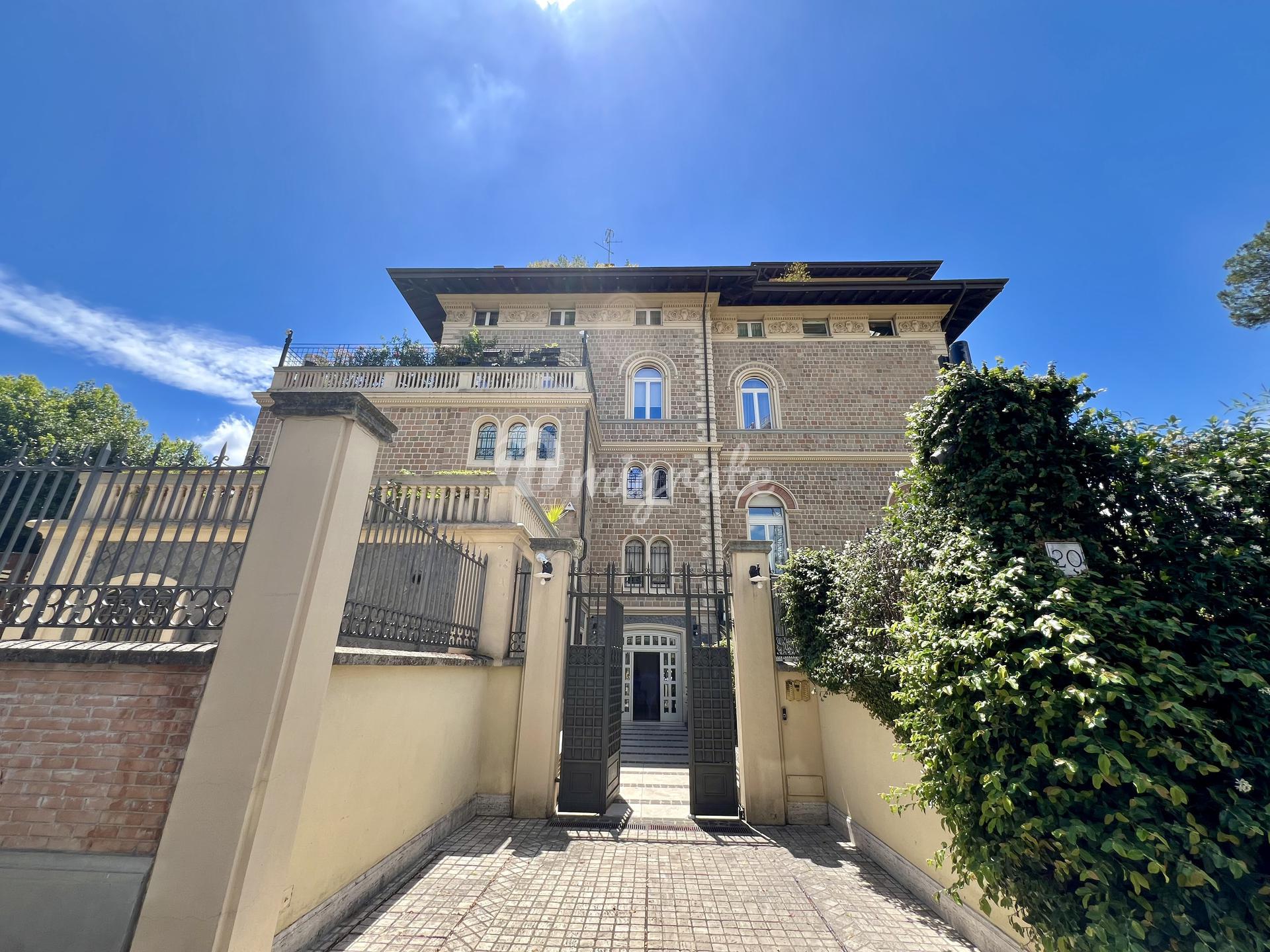 Квартира с террасой в особняке в центре Рима