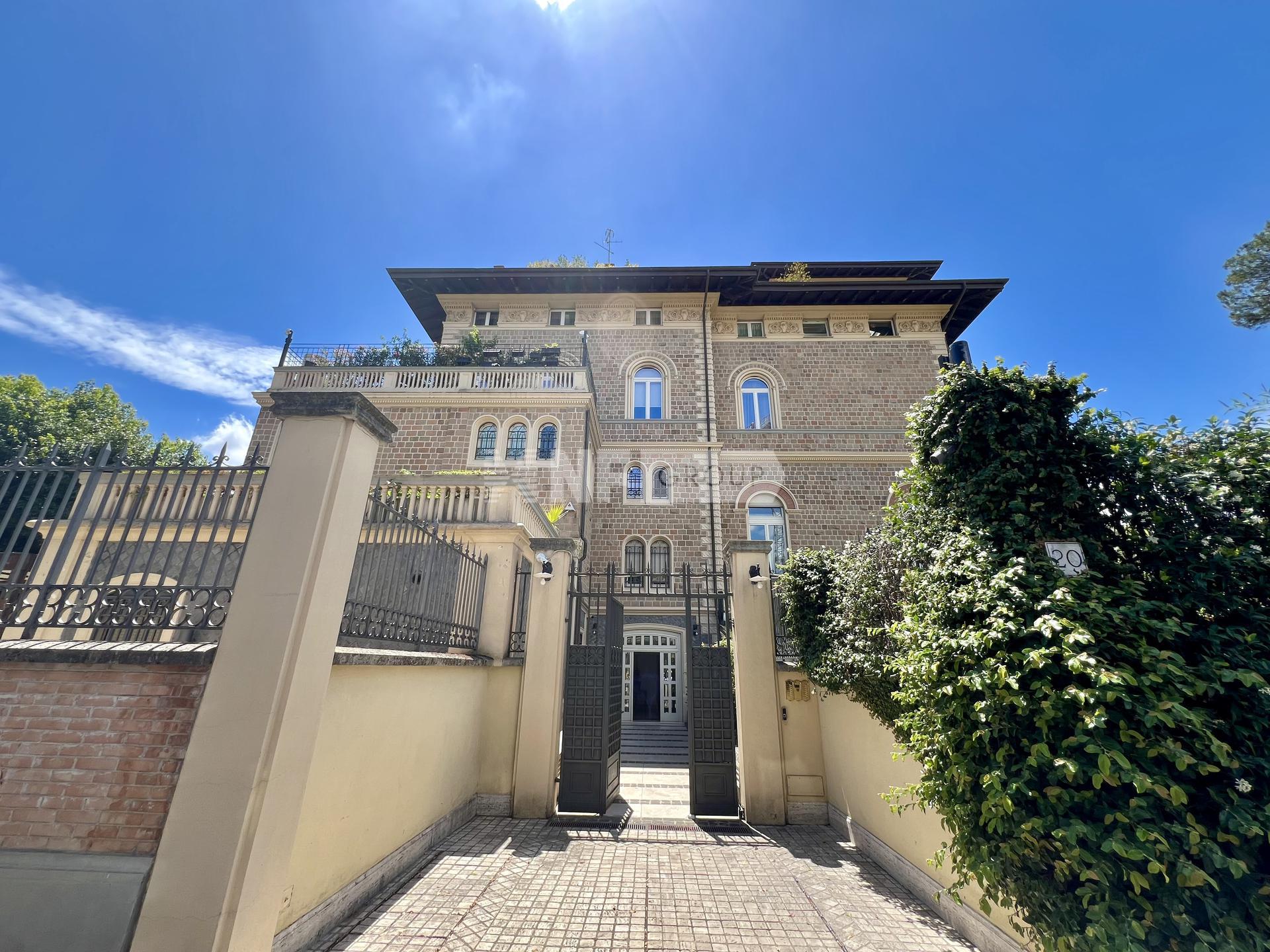 Квартира с террасой в особняке в центре Рима