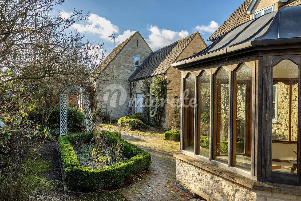 Продажа - Вилла в Upper Milton, Milton-under-Wychwood, Chipping Norton,  Oxfordshire, OX7 - Chipping Norton в Великобритании, цена € 2 832 234 |  KF.expert