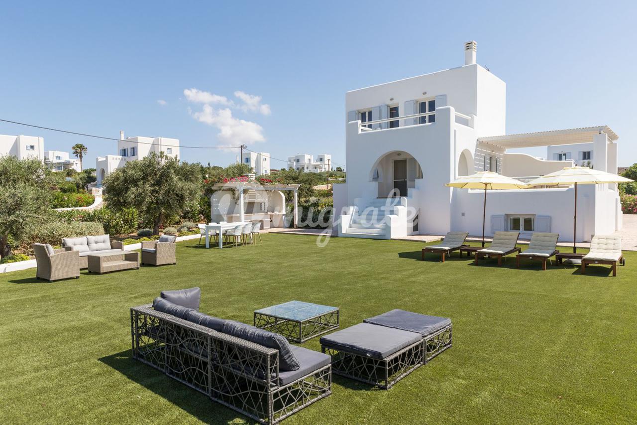 Комплекс вилл в 100 метрах до моря (Villas Naxos)