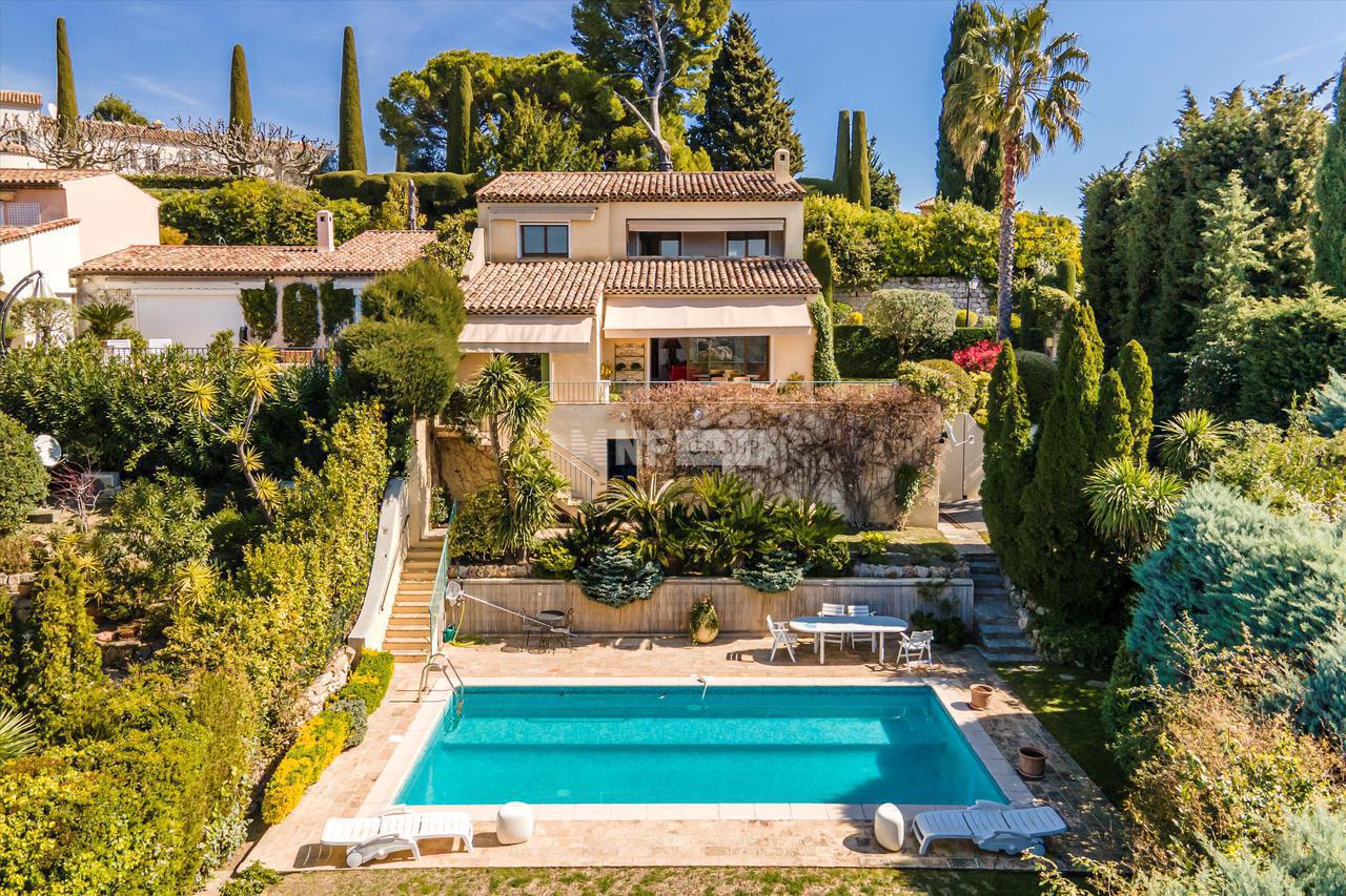 Вилла в Mougins, Alpes-Maritimes, Provence-Alpes-Côte d`Azur