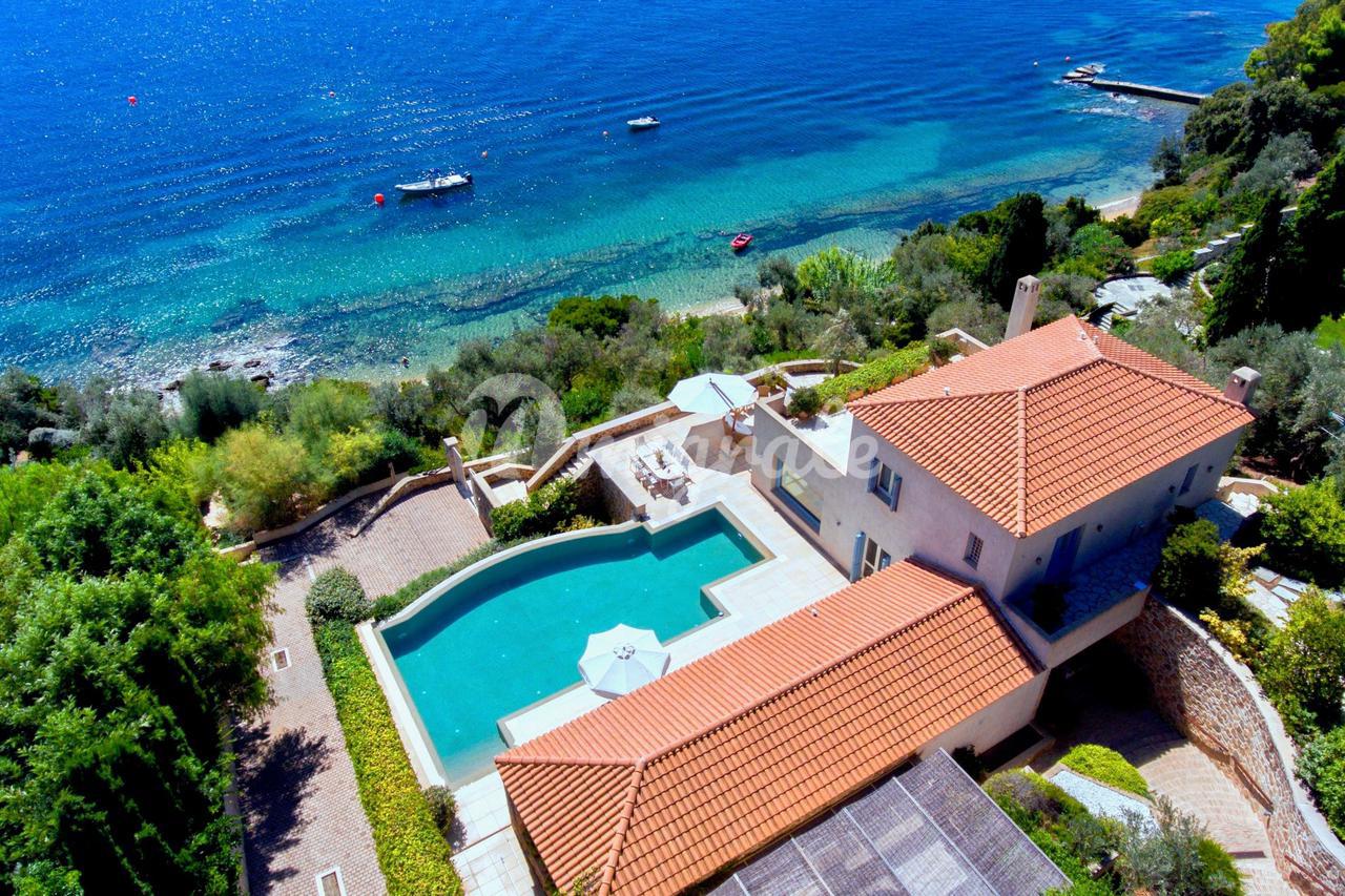 Вилла у моря на острове Скиатос в Греции