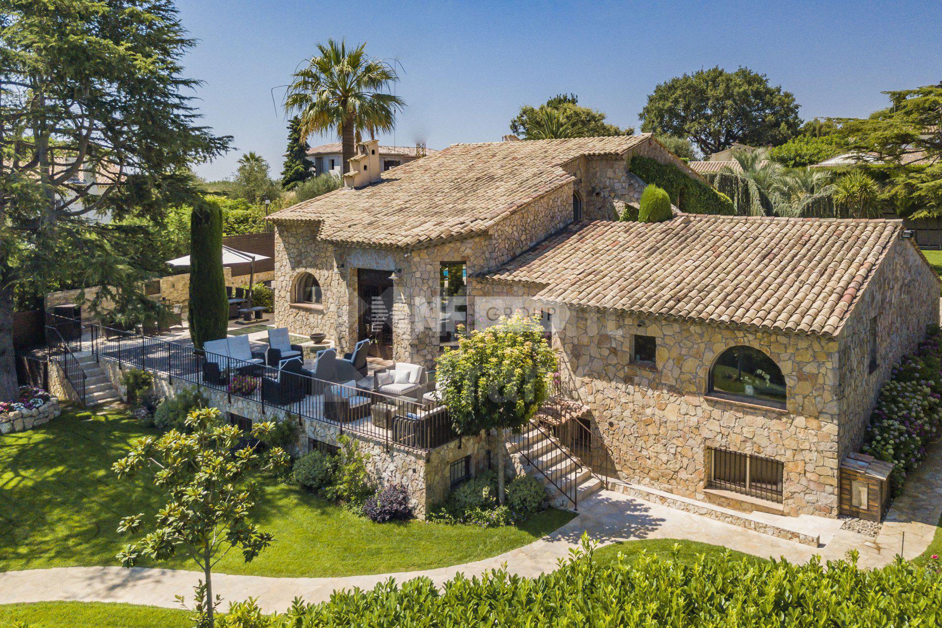 Роскошная вилла с теннисным кортом в Мужене