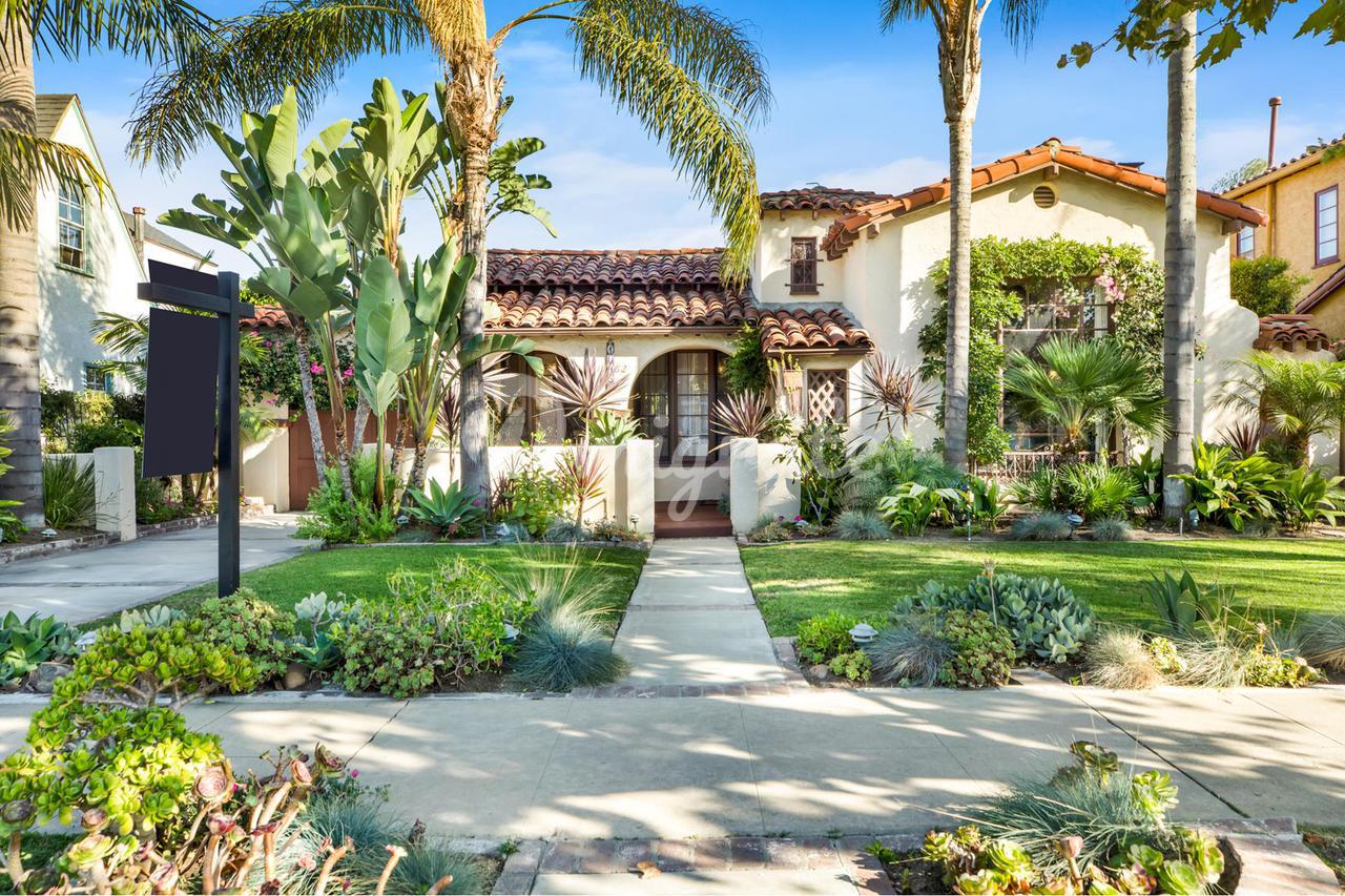 Роскошный дом в районе Сенчери-Сити