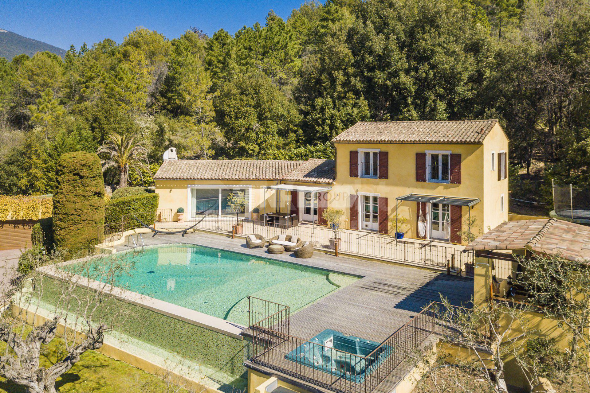 Прекрасная вилла с бассейном в Рокфор-Ле-Пен