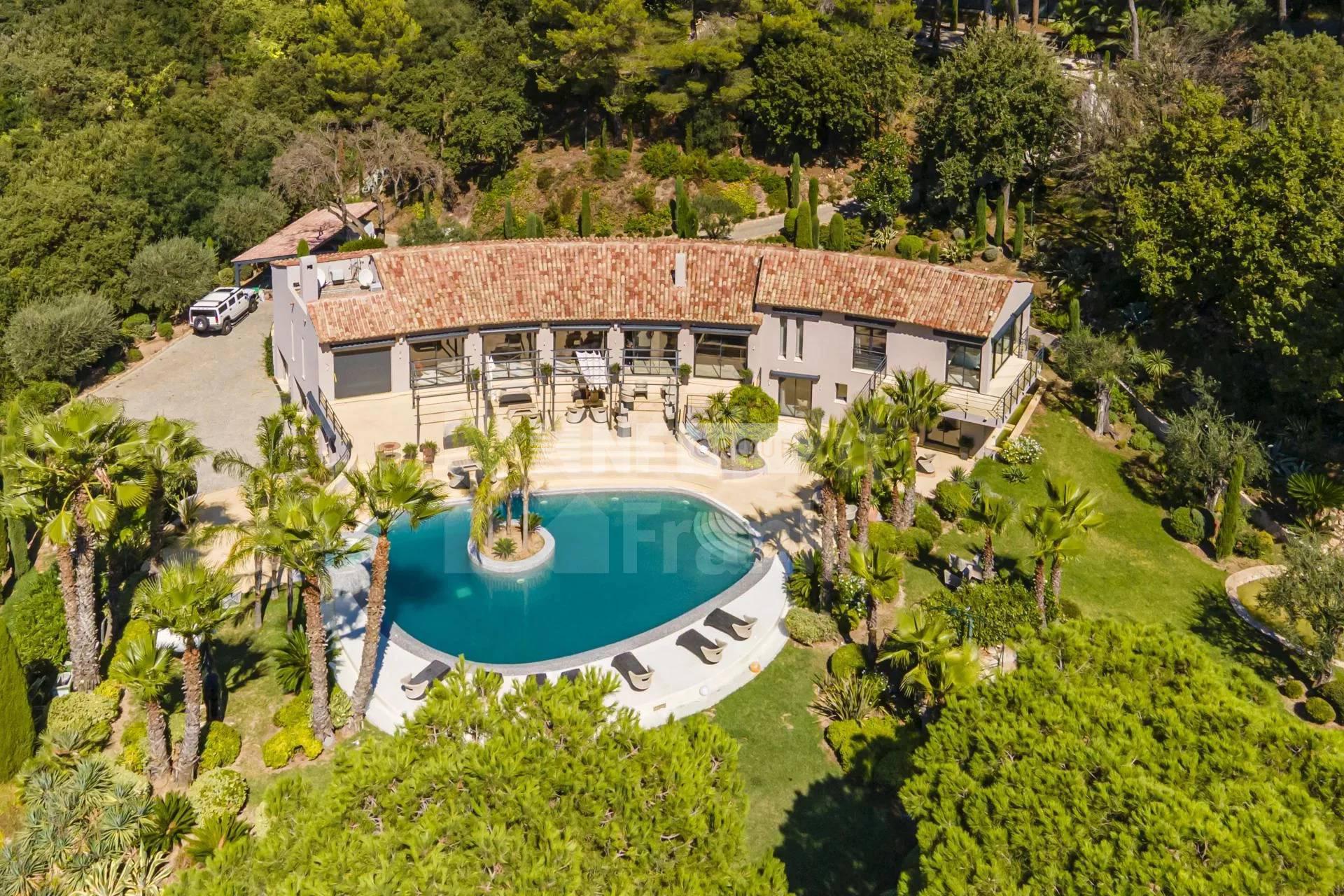 Вилла с панорамным видом на море и большим участком (Ref.: 8553)