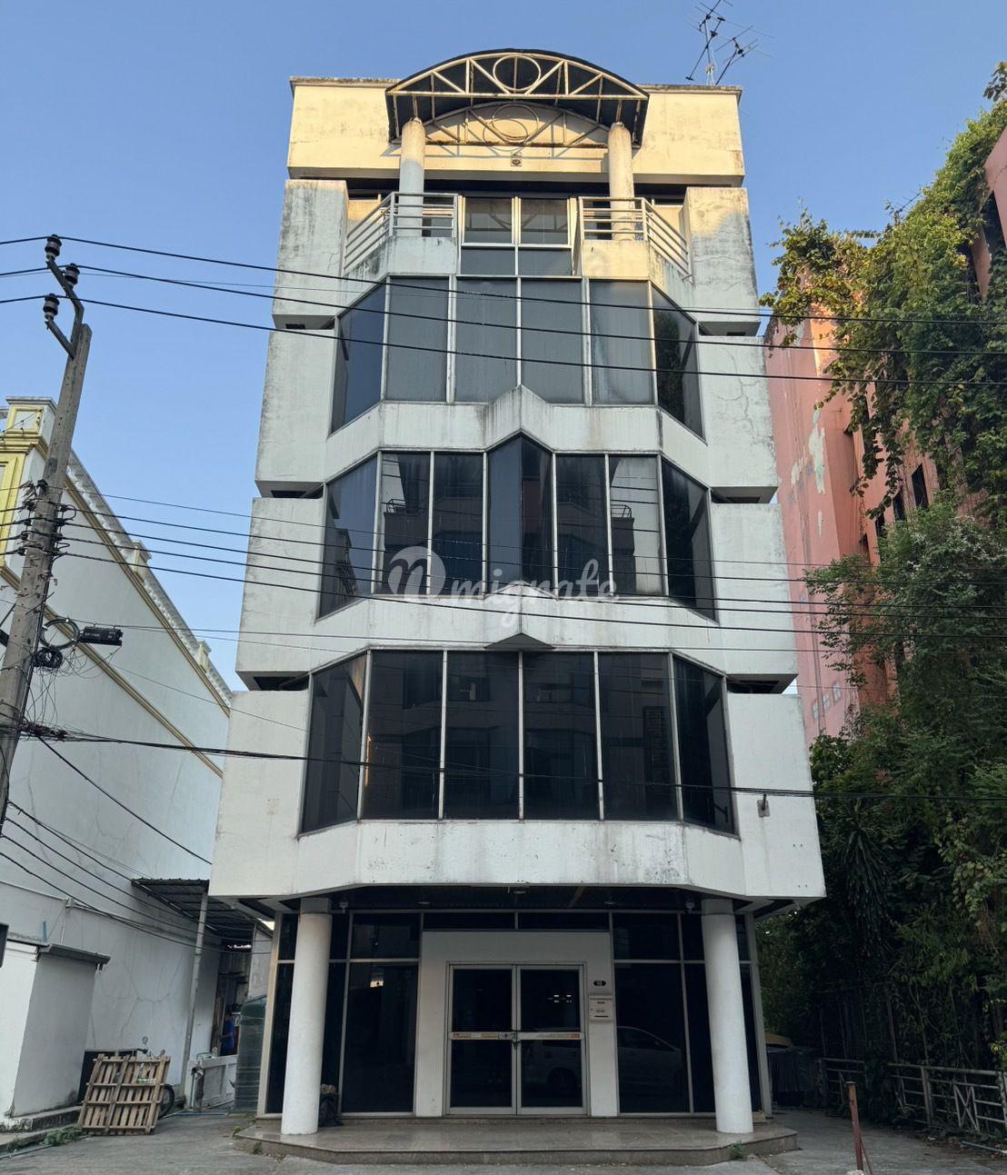 Здания целиком на продажу (Office building for sale In Soi Rattanathiset 30, behind Nokhook Market.)