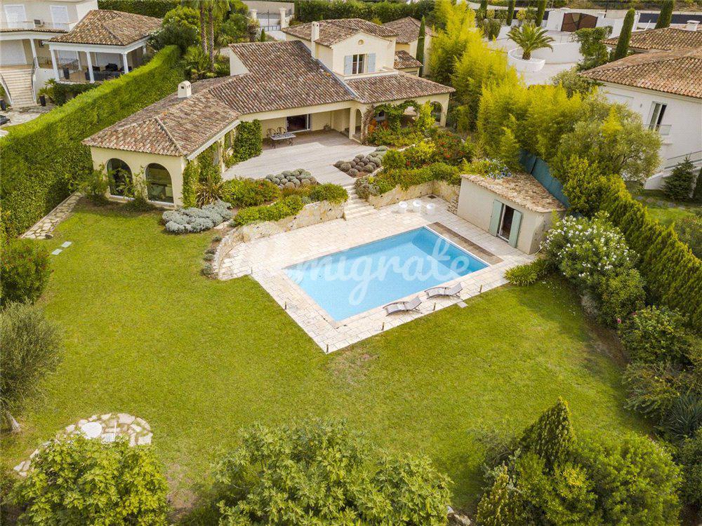 Современная вилла в закрытом поселке в Мужен (Réf: 6427)