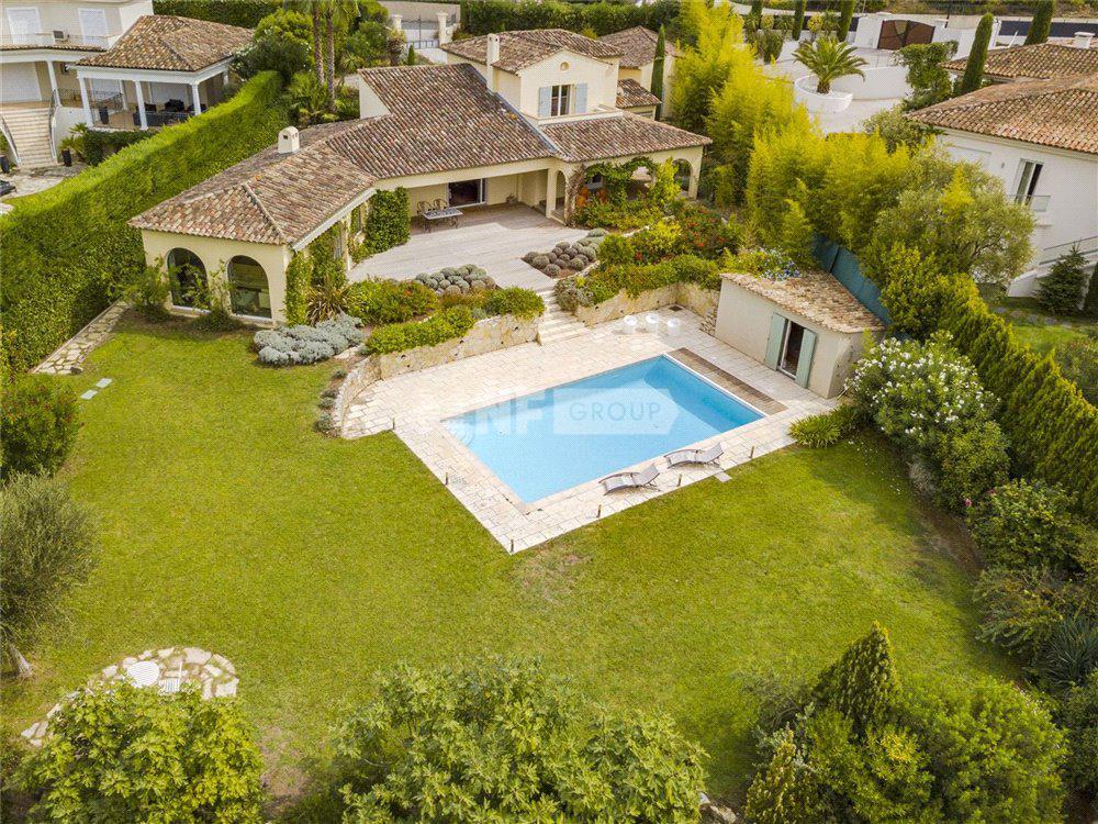 Современная вилла в закрытом поселке в Мужен (Réf: 6427)