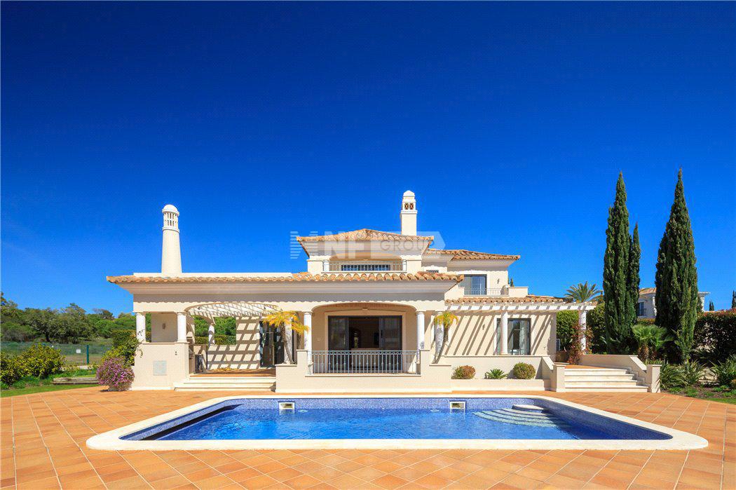 Вилла в охраняемом жилом поселке