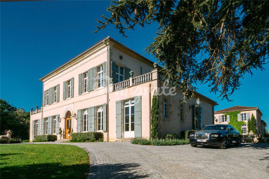 Шато в Condom, Gers, Midi Pyrenees