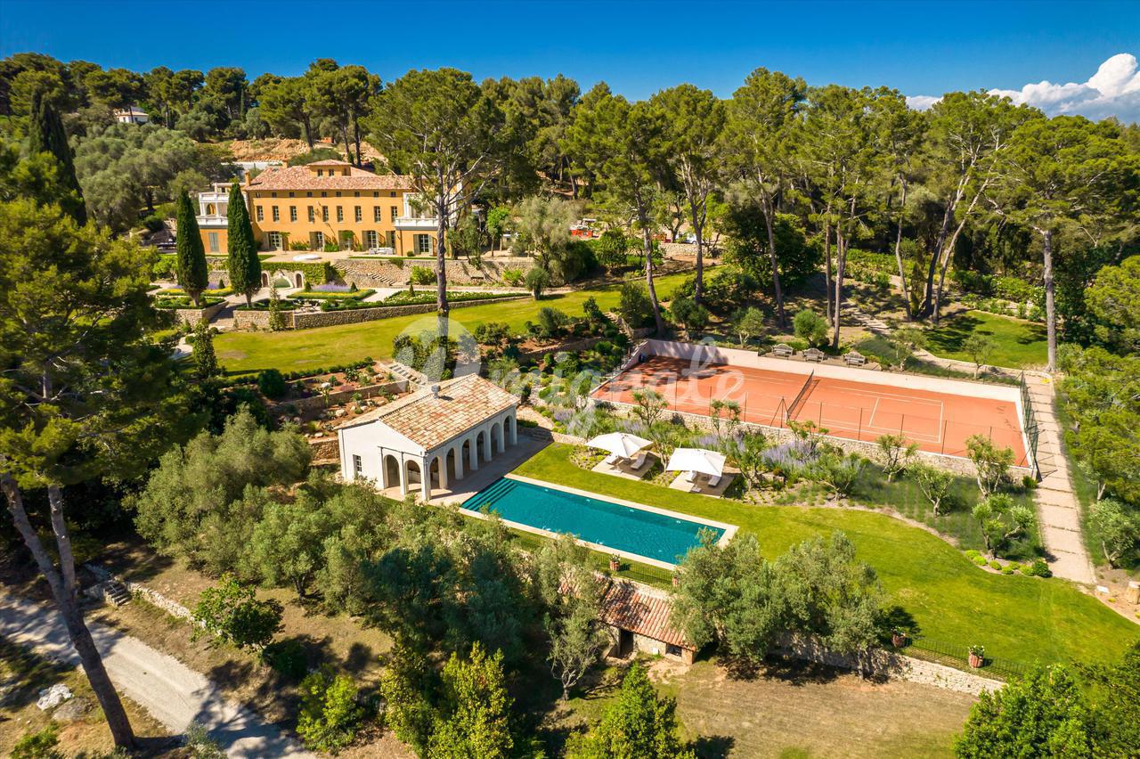 Шато в Mougins, Alpes-Maritimes, Provence-Alpes-Côte d`Azur