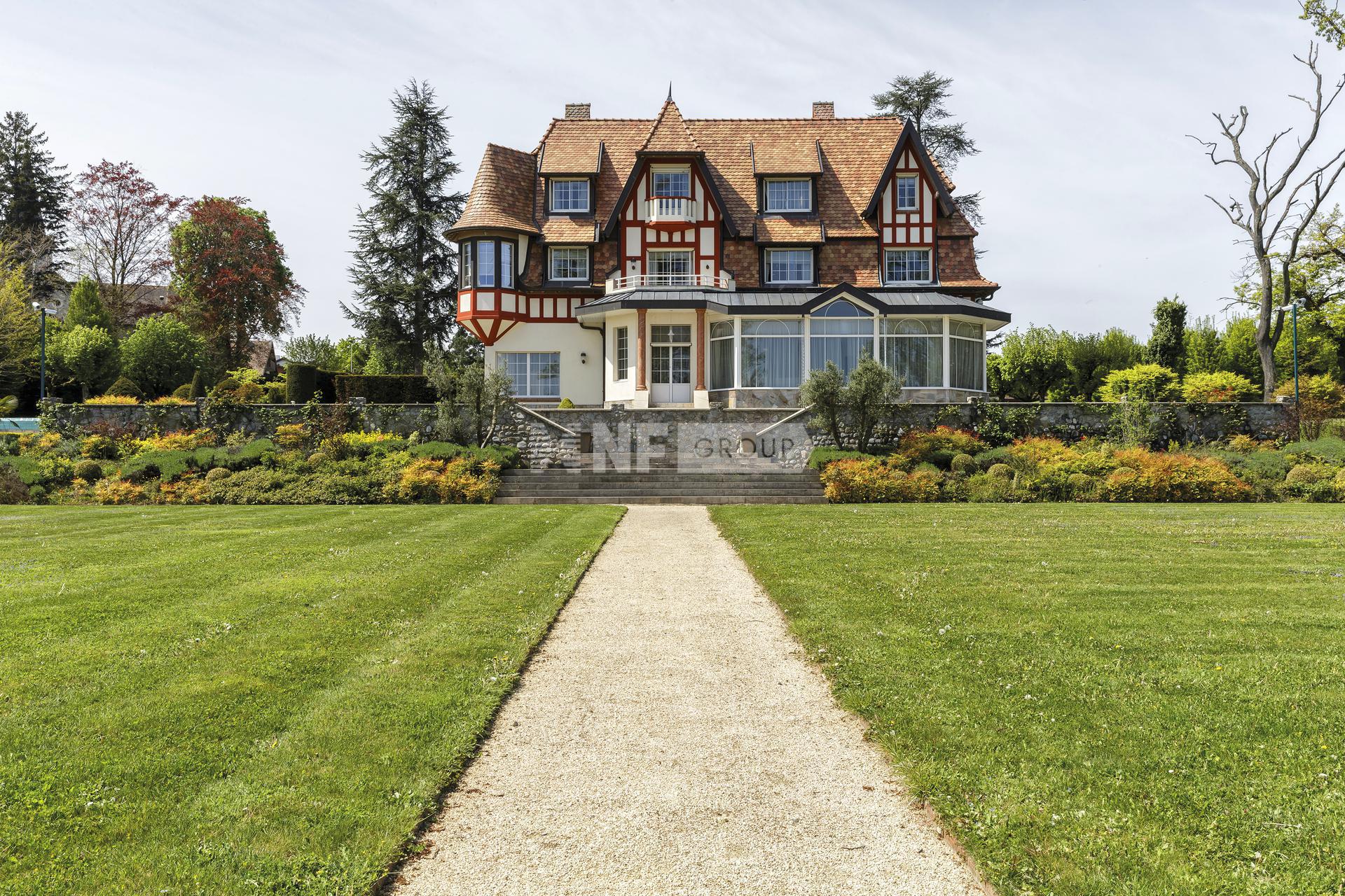 Вилла на берегу озера