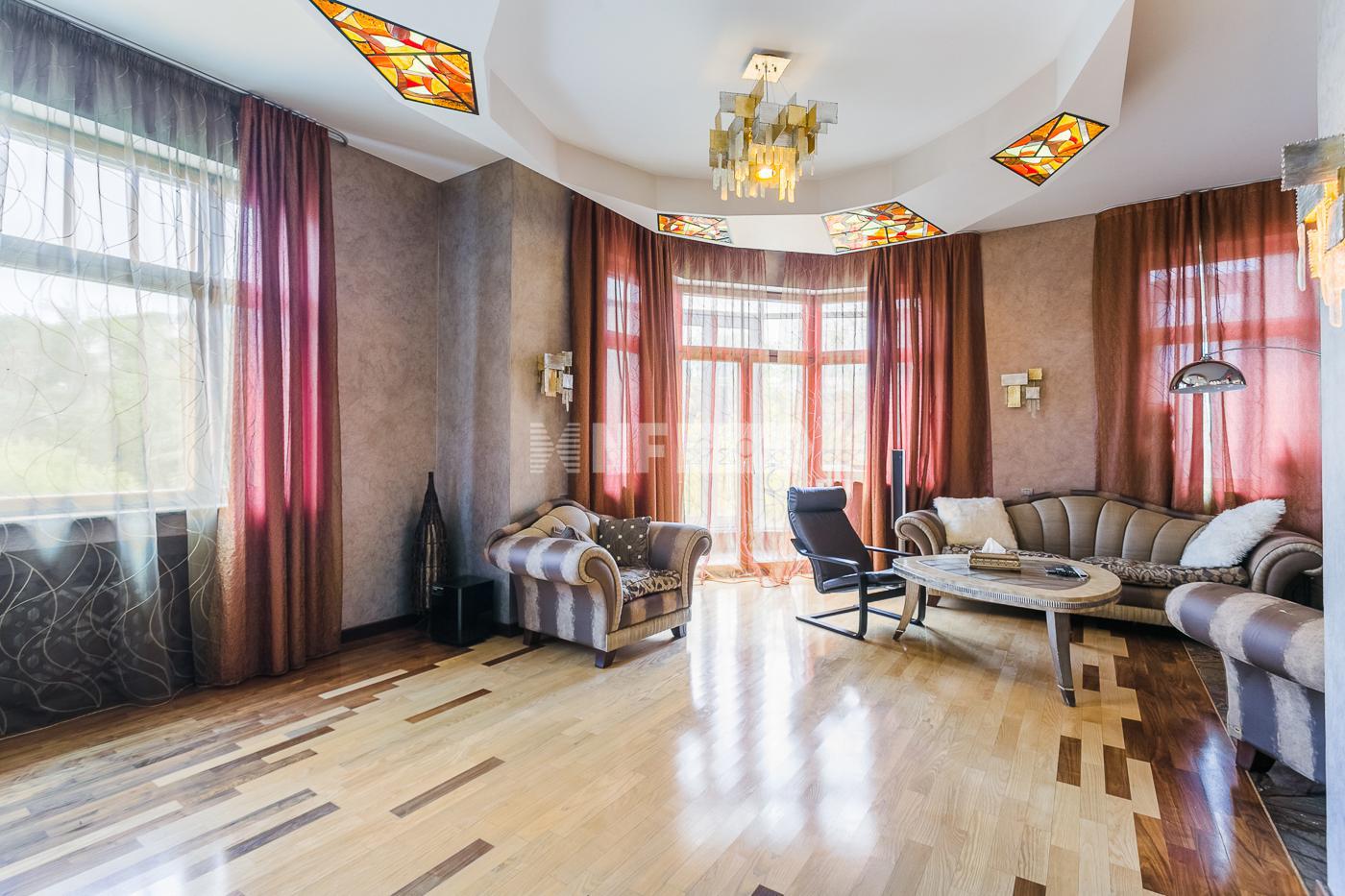 «Дом с французскими окнами» (Дом с французскими окнами)