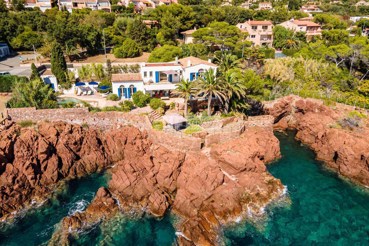 Вилла с выходом к морю в Сен-Рафаэле (RSI012106307)