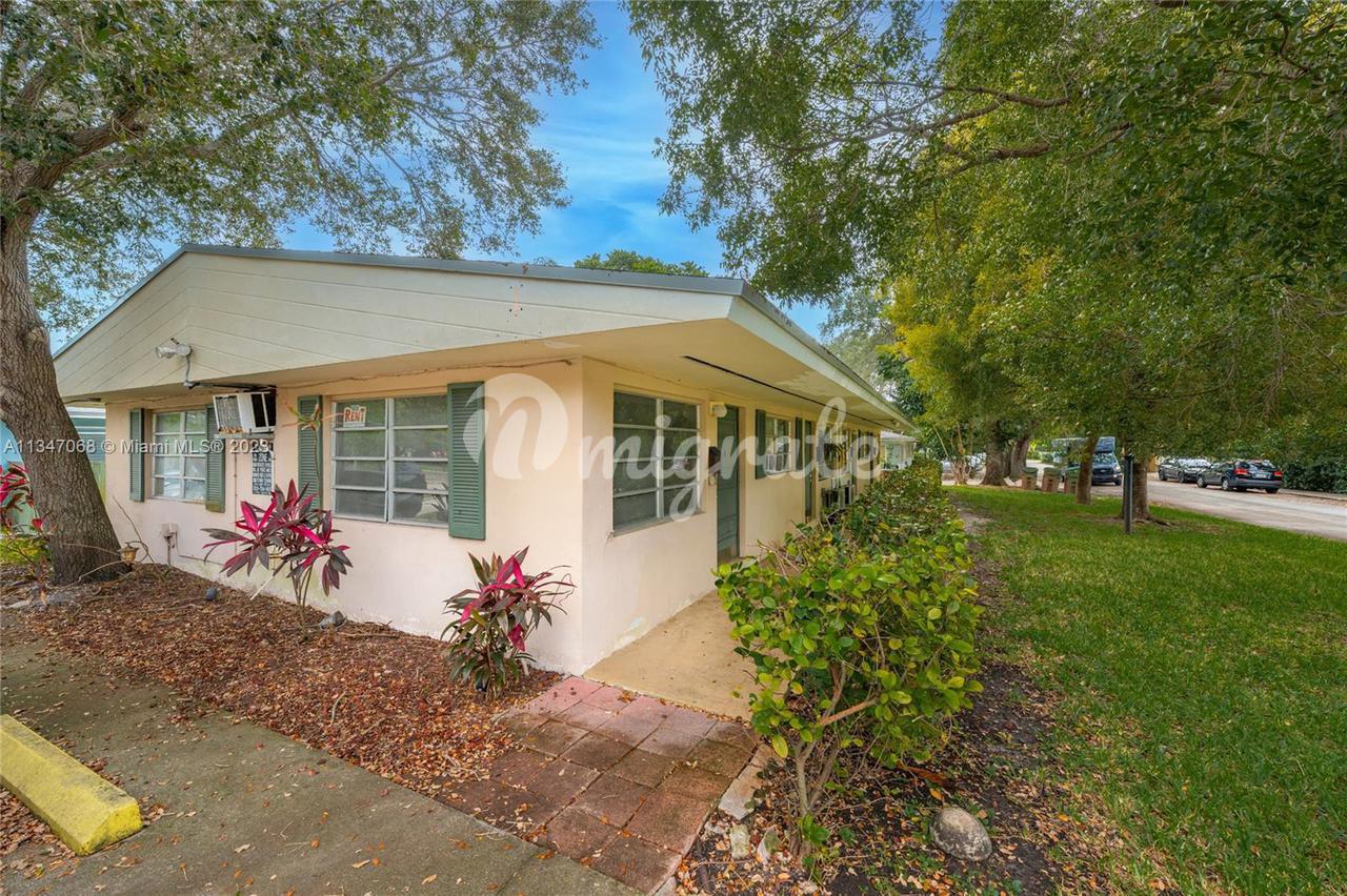 Вилла в 8885 NE 8th Ct - Miami, Florida